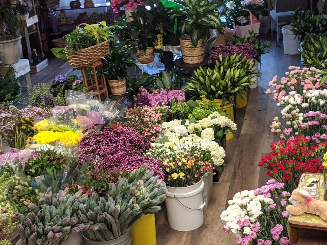 Sunshine Flowers, Inc., Parma Heights, OH Find a Florist